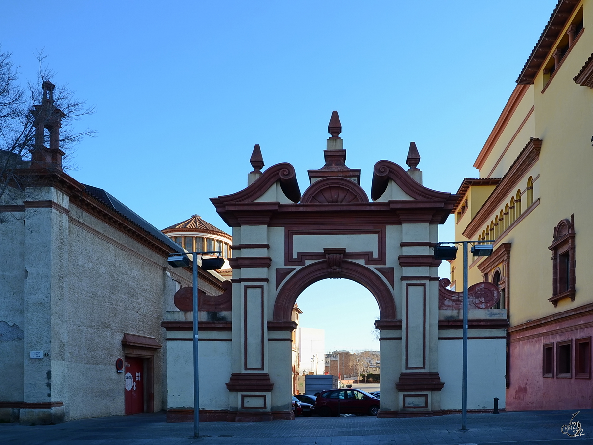 Das Tor neben dem Teatre Lliure. (Barcelona, Februar 2013)