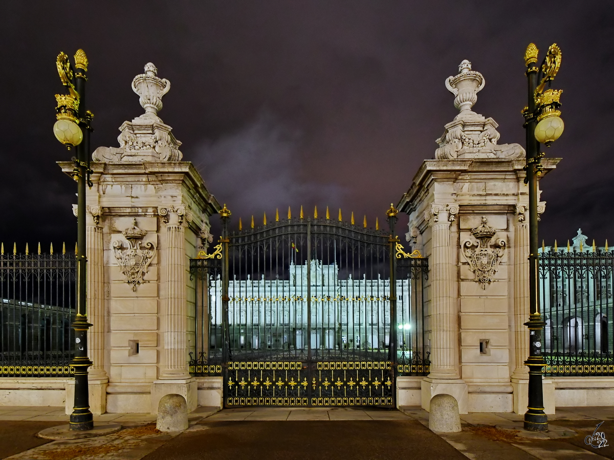 Das Tor zum Ehrenhof des Kniglichen Palastes (Palacio Real) in Madrid. (November 2022)