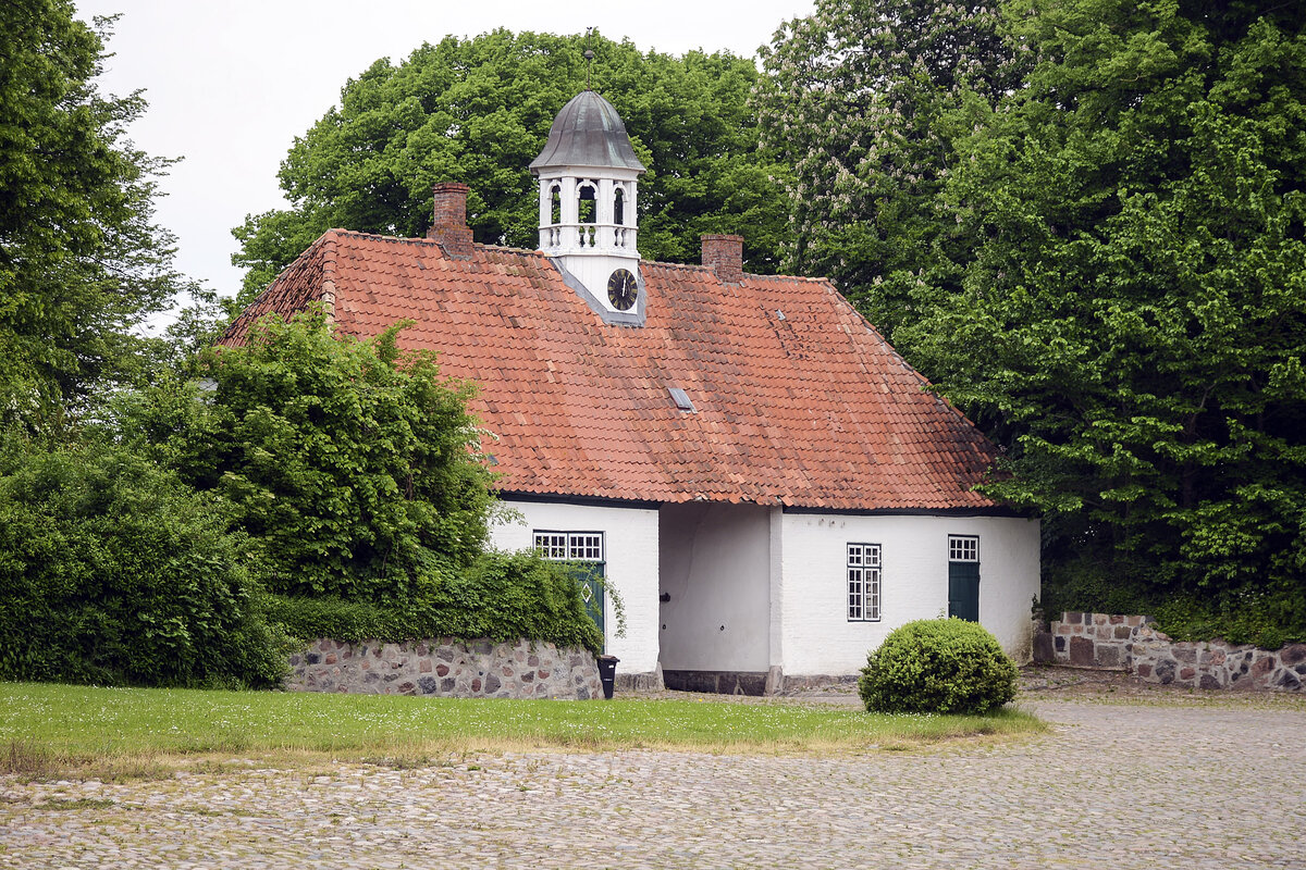 Das Torhaus am Gut Gelting (hufig auch als Schloss Gelting bezeichnet) in Nordangeln (Kreis Schleswig-Flensburg).
Aufnahme: 7. Juni 2021.