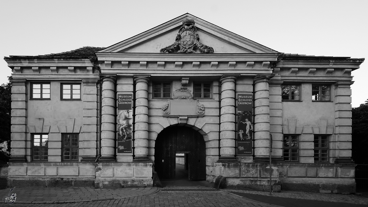 Das Torhaus des Schlosses in Gstrow  wurde 1671 erbaut. (August 2013)