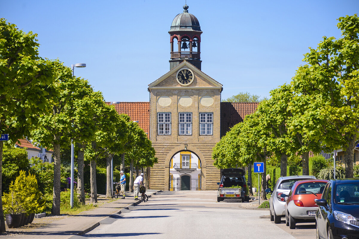 Das Torhaus vor dem Schloss Augustenburg (dnisch Augustenborg Slot) in Nordschleswig (Snderjylland). Aufnahme: 9. Juni 2021.