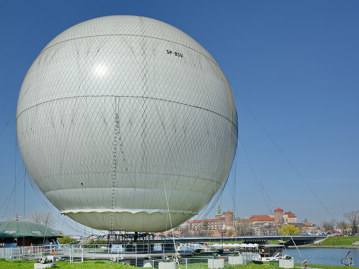Das touristische Angebot fr einen Blick aus der Luft auf Krakau wird mit diesem Ballon angeboten. (Krakau, April 2014)