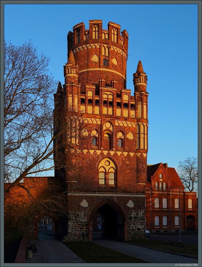 Das Uenglinger Tor, eines von zwei erhaltenen Stadttoren Stendals, wurde im 15. Jahrhundert errichtet und gilt als eines der schnsten Stadttore Norddeutschlands. (24.03.2019)