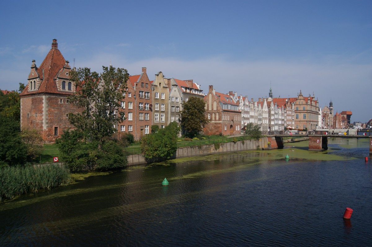 Das Ufer der Stara Motlawa in Gdansk mit Kuhtor, Grnem Tor und Krantor (13.09.2014)