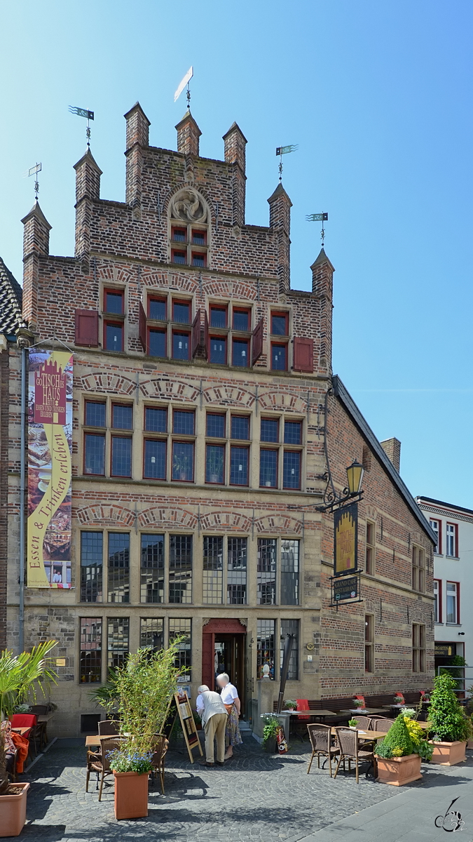 Das um 1540 erbaute Gotische Haus gilt als herausragendes Beispiel der sptgotischen Baukunst am Niederrhein. (Xanten, Mai 2011)
