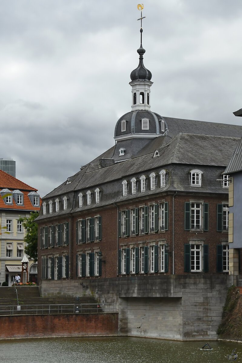 Das um 1685 auf der ehemaligen Zitadelle errichtete Palais Nesselrode wurde von 1775 bis 1782 umgebaut und vergr��ert. Zerst�rt im Zweiten Weltkrieg wurde es von 1964 bis 1968 unter Verwendung alter Materialien wieder aufgebaut und beherbergt heute das Hetjens Deutsches Keramikmuseum. (D�sseldorf, September 2026)