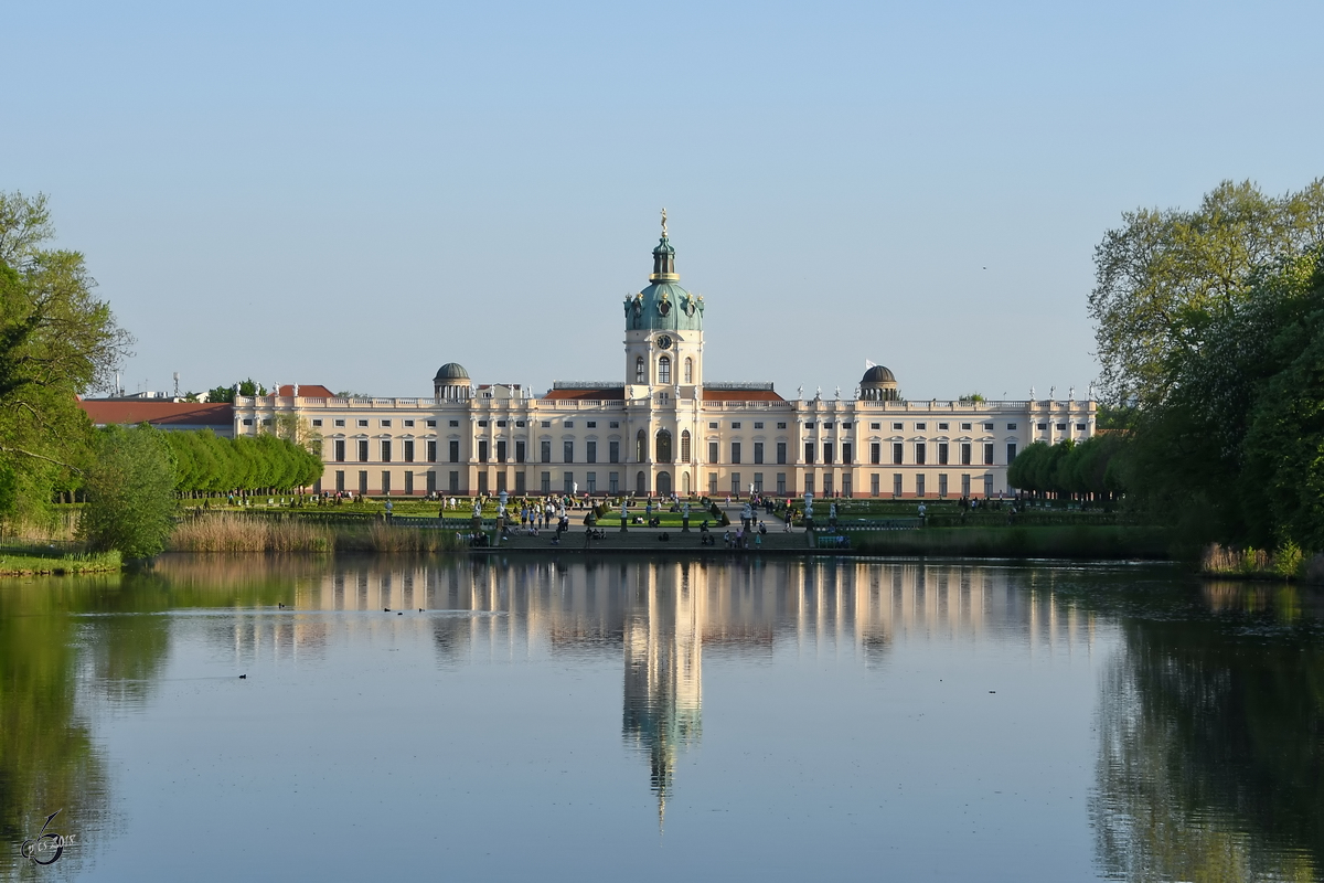 Das um 1700 entstandene Schloss Charlottenburg spiegelt sich im groen Karpfenteich.