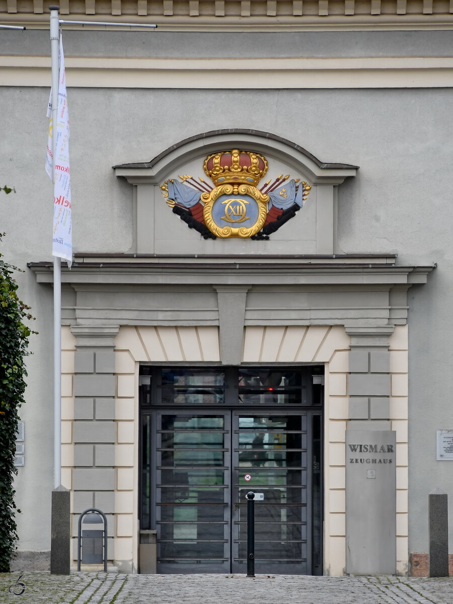 Das um 1700 erbaute Alte Zeughaus in Wismar gilt als bedeutendes barockes Zeugnis schwedischer Militrarchitektur in Deutschland und beherbergt heute die Stadtbibliothek. (April 2024)