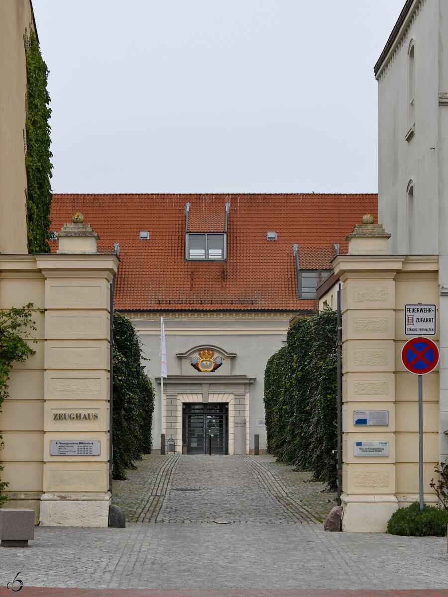 Das um 1700 erbaute Alte Zeughaus in Wismar gilt als bedeutendes barockes Zeugnis schwedischer Militrarchitektur in Deutschland und beherbergt heute die Stadtbibliothek. (April 2024)