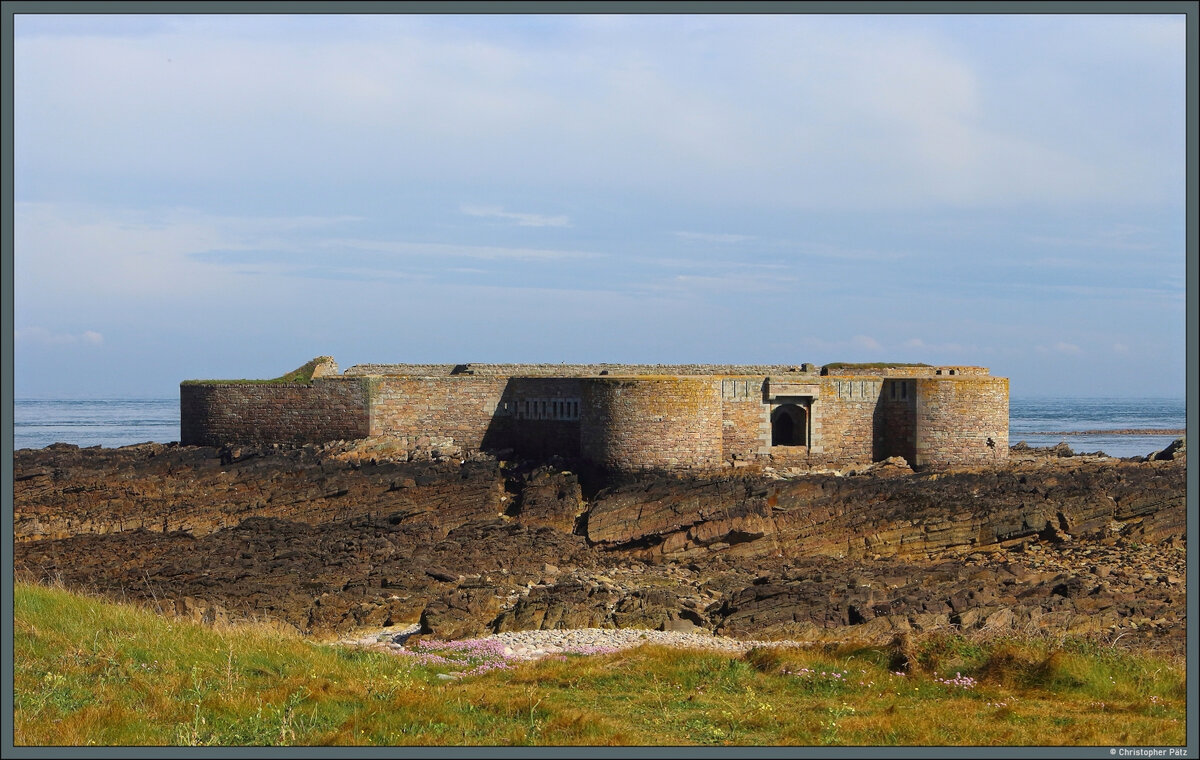 Das um 1850 errichtete Fort Houmet Herb� liegt an der Nordostspitze Alderneys und geh�rt zu den zahlreichen, recht gut erhaltenen Festungsanlagen der Insel. (02.05.2026)