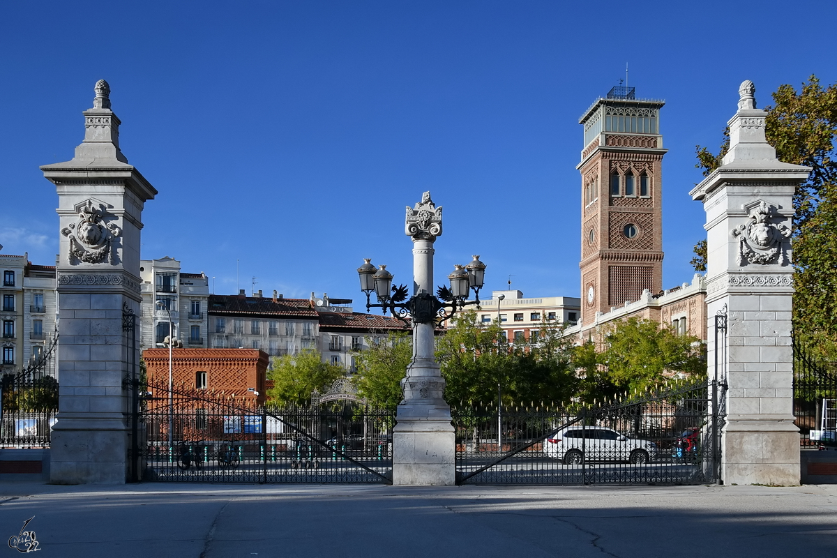 Das um 1900 entstandene Puerta de Madrid ist eines der groen Tore zum Retiro-Park in Madrid. (November 2022)