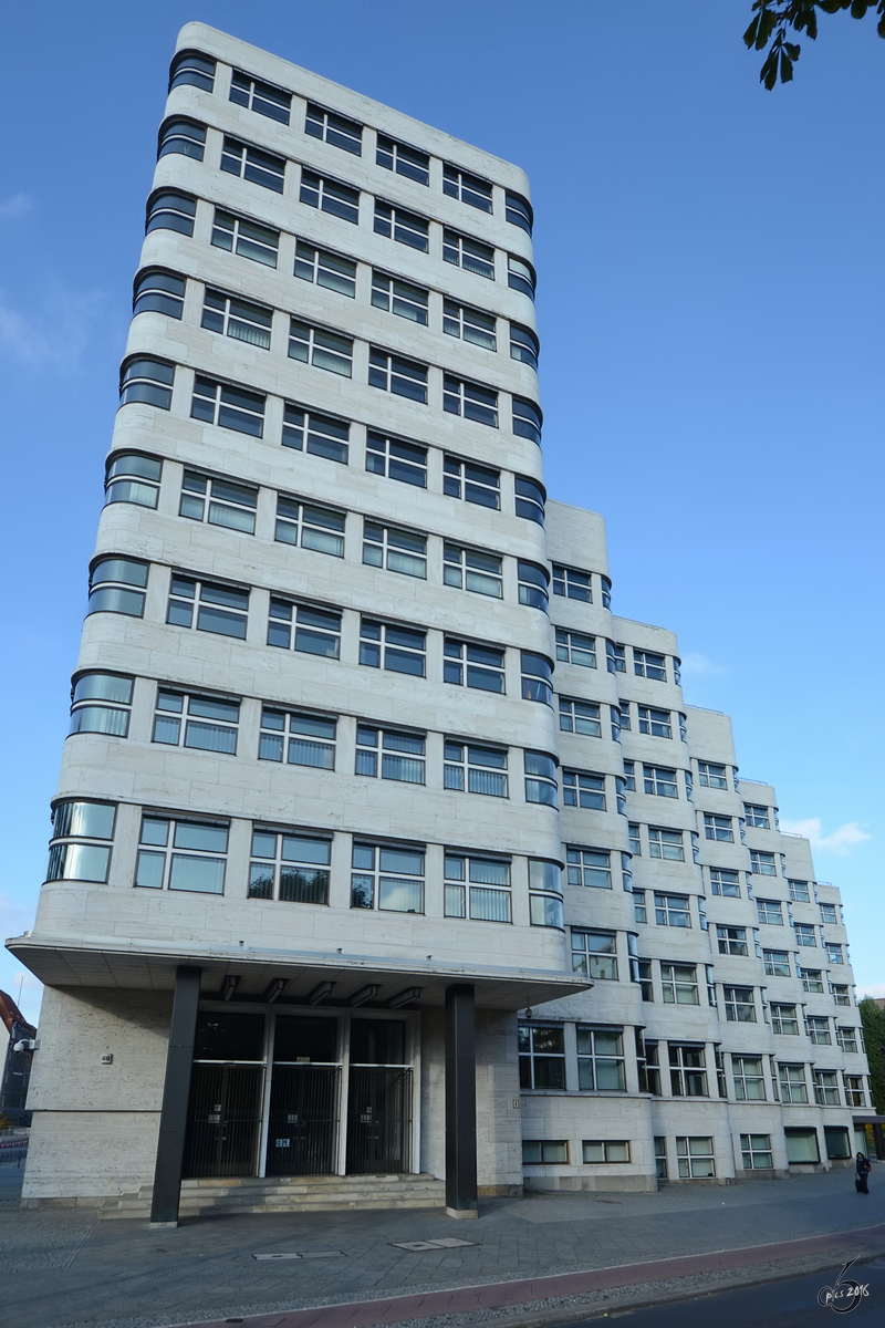 Das unter Denkmalschutz stehende Shell-Haus wurde nach einem Entwurf des Architekten Emil Fahrenkamp von 1930 bis 1932 errichtet. (Berlin-Tiergarten, November 2014)