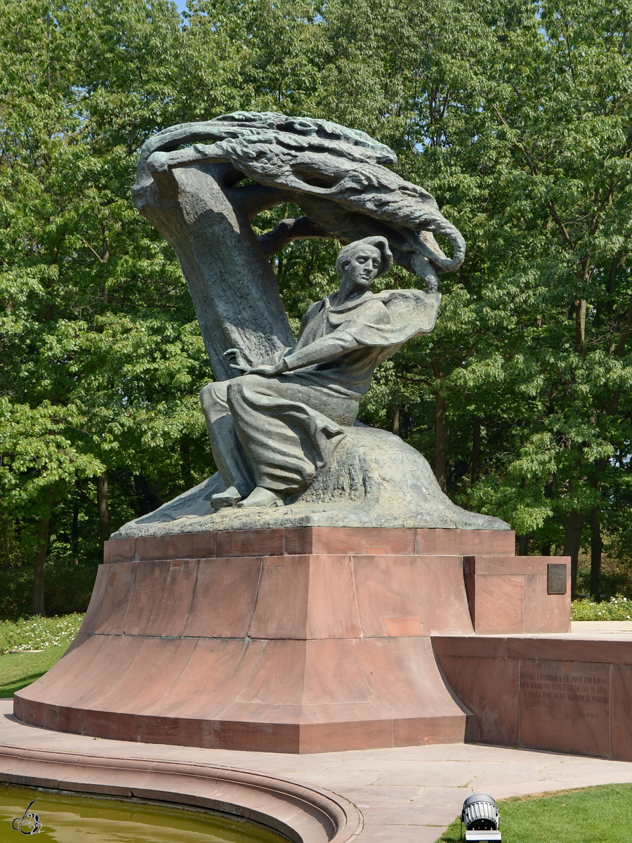 Das ursprnglich 1908 erschaffene Chopin-Denkmal stellt Chopin unter einer vom Wind gebeugten masowischen Weide dar. Das Jugendstildenkmal wurde zum Anfang des 2. Weltkrieges eingeschmolzen und 1958 wieder rekonstruiert. (Warschau, August 2015)