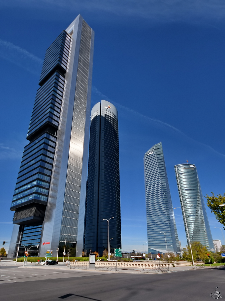 Das Vier-Trme-Geschftsviertel (rea de negocios de Cuatro Torres) ist ein Komplex von Wolkenkratzern in der spanischen Hauptstadt Madrid. (Madrid, November 2022)