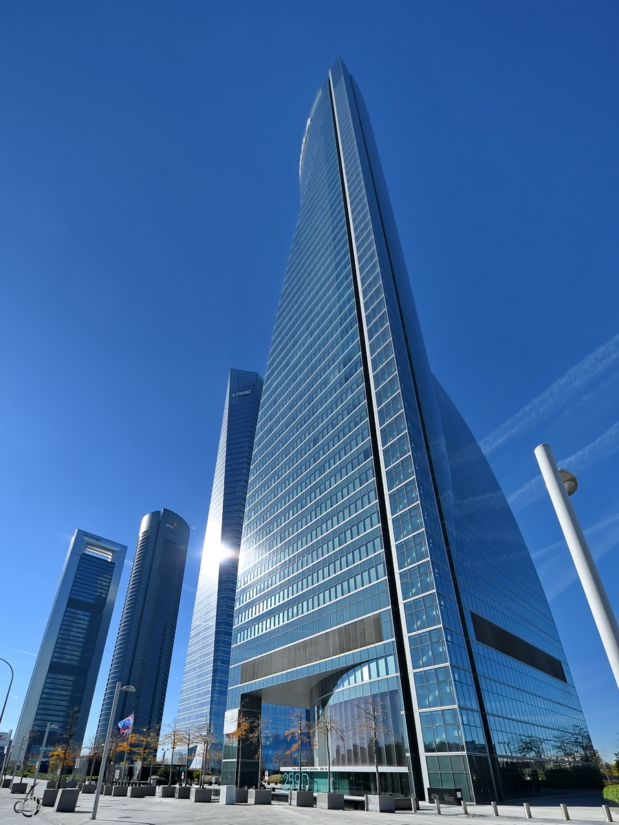 Das Vier-Trme-Geschftsviertel (rea de negocios de Cuatro Torres) ist ein Komplex von Wolkenkratzern in der spanischen Hauptstadt Madrid. (Madrid, November 2022)