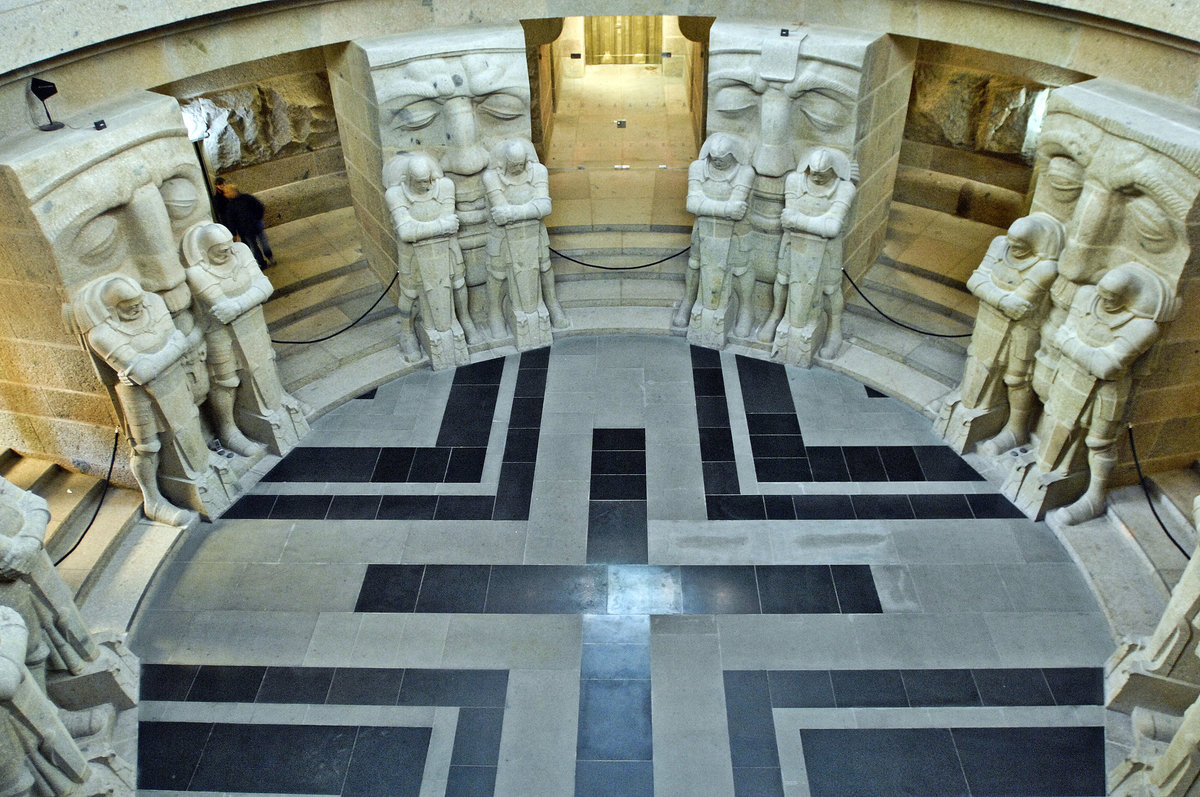 Das Vlkerschlachtsdenkmal von Innen. Das Denkmal im Sdosten Leipzigs wurde in Erinnerung an die Vlkerschlacht bei Leipzig in 1913 eingeweiht. Mit 91 Metern Hhe zhlt es zu den grten Denkmlern Europas und ist eines der bekanntesten Wahrzeichen Leipzigs. Aufnahme: 29. April 2017.