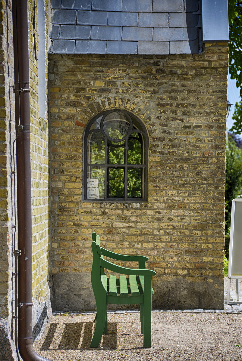 Das Waffenhaus der Schifferkirche zu Arnis. Als Waffenhaus wird ein Vorraum in der Westhlfte einer Kirche bezeichnet. Ursprnglich war das Waffenhaus der Raum der Kirche, in dem die Mnner ihre Waffen ablegten, bevor sie die Kirche betraten. Aufnahme: 11. Mai 2020.