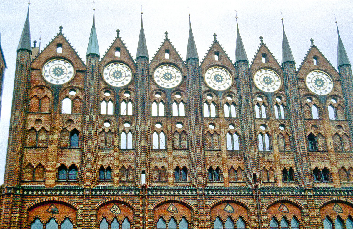 Das Wahrzeichen von Stralsund: das Rathaus am Alten Markt. Bild vom Dia. Aufnahme: August 2001.