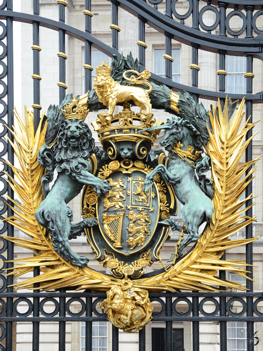 Das Wappen des Vereinigten Königreichs auf dem Palasttor des Buckingham-Palastes in London. (März 2013)
