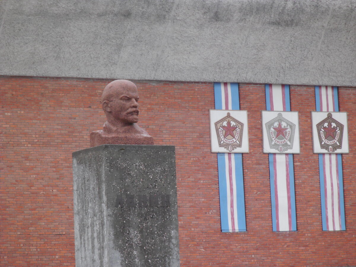 Das warscheinlich nrdlichste Lenin-Denkmal auf der Welt. Eine Lenin-Bste wacht ber Plattenbau und Gletscher. Pyramiden am 05.07.2013.  Der Ort ist eine mittlerweile aufgegebene und unbewohnte Bergarbeitersiedlung auf Spitzbergen mit ehemals ber 1000 Einwohnern. 