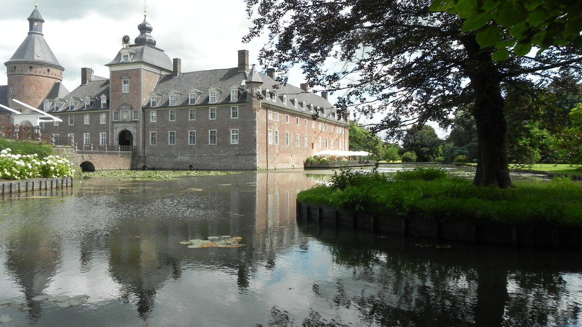 Das Wasserschloss Anholt bei Isselburg im Kreis Borken am 28.07.2021.  Seit 1641 wird das Familienschloss ununterbrochen von den Fürsten zu Salm bewohnt. (nrw-tourismus.de)