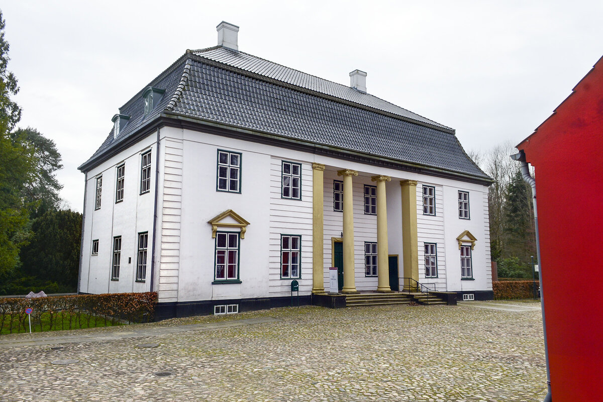Das Weie Palais in Augustenburg (Nordschleswig) beherbergt die Kunsthalle Augustiana. Aufnahme: 18. Mrz 2024.