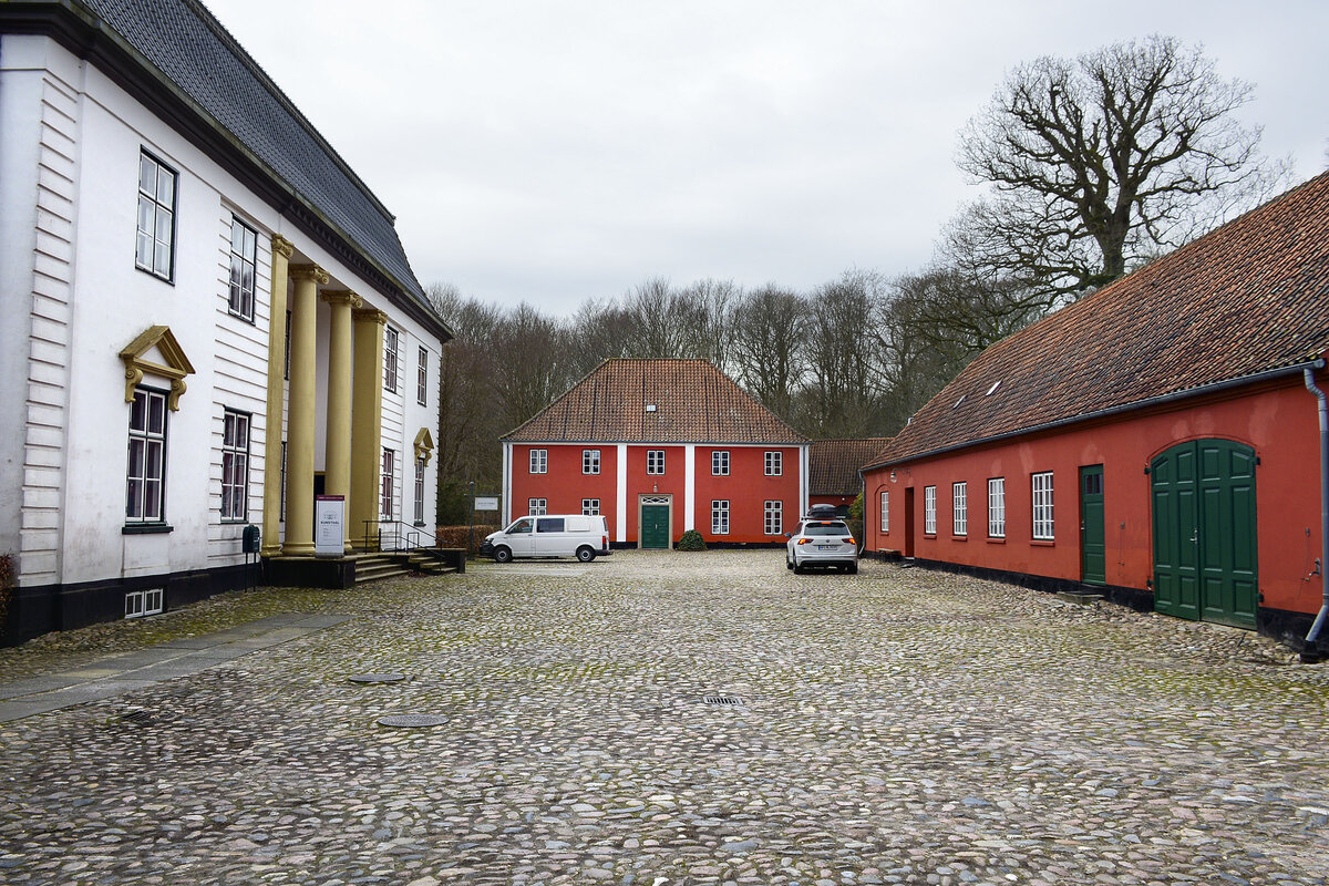 Das Weie Palais und Das Rote Palais am Augustburger Schlosspark auf der nordschleswigschen Insel Alsen. Aufnahme: 18. Mrz 2024.