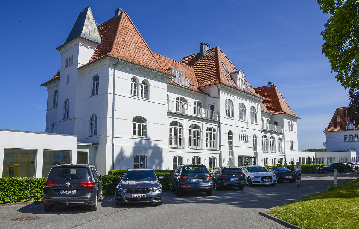 Das Wellnesshotel Comwell Kellers Park in Brejning an der Vejle Fjord. Aufnahme: 5. Juni 2022.