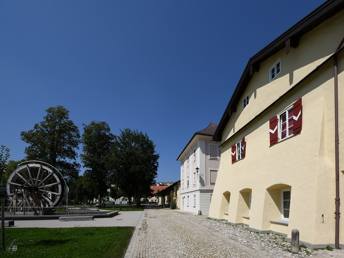 Das Werks- und Wohngebude Alberti-Ferdinandi-Stock, dahinter das Brunnhaus der ehemaigen Saline Traunstein. (August 2020)