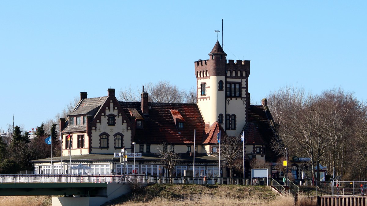 Das Weserschlößchen am Fähranleger Nordenham - Bremerhaven am 11.03.2014.