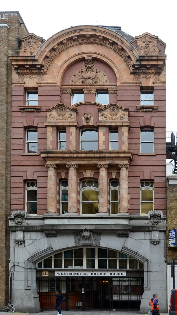 Das Westminster Bridge House (London Necropolis Station) wurde in den 1850er Jahren von der London Necropolis Railway als Bahnhof genutzt. Diese Eisenbahngesellschaft wurde ausschlielich fr den Transport von Verstorbenen aus dem Londoner Stadtzentrum gegrndet. Zu dieser Zeit war die Stadt dermaen berfllt, dass alle Friedhfe in London voll waren. (September 2013)