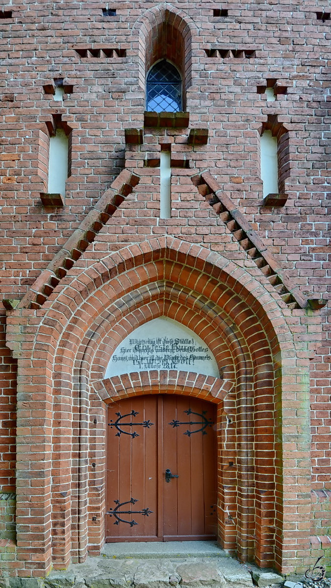 Das Westportal der Kirche in Linstow. (August 2013)
