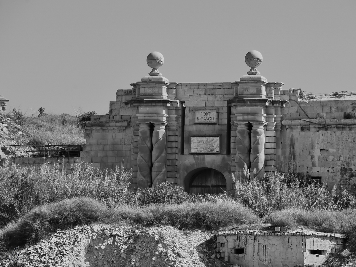 Das zugewucherte Portal zum von 1670 bis 1693 erbauten Fort Ricasoli (Forti Rikażli). (Oktober 2017)
