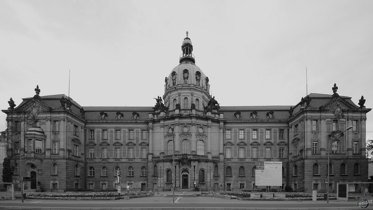 Das zwischen 1902 und 1907 erbaute Potsdamer Stadthaus Ende April 2018 in der Potsdamer Innenstadt.
