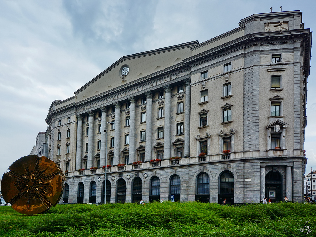 Das zwischen 1928 und 1930 im monumentalen Stil gebaute Hauptgebude der 1865 gegrndeten Banca Popolare di Milano, so gesehen Mitte Juni 2014 in Mailand.