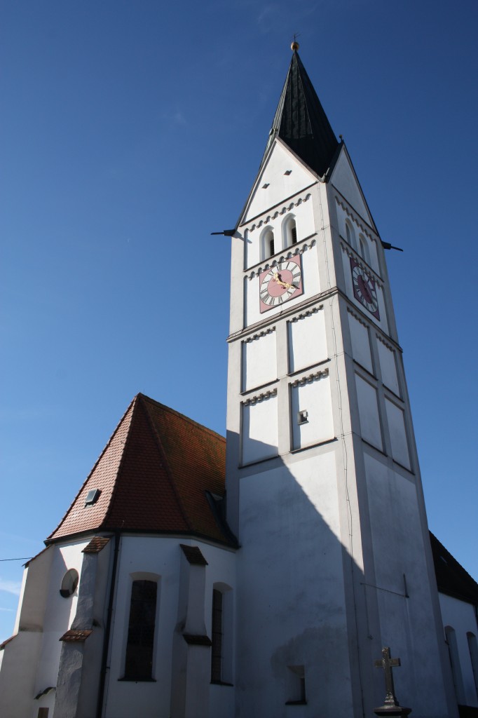 Dasing, Pfarrkirche St. Martin, Chor und Turm gotisch, Langhaus erbaut von 1690 bis 1695, 1756 barockisiert, von 1937 bis 1938 nach Westen erweitert (19.10.2014)