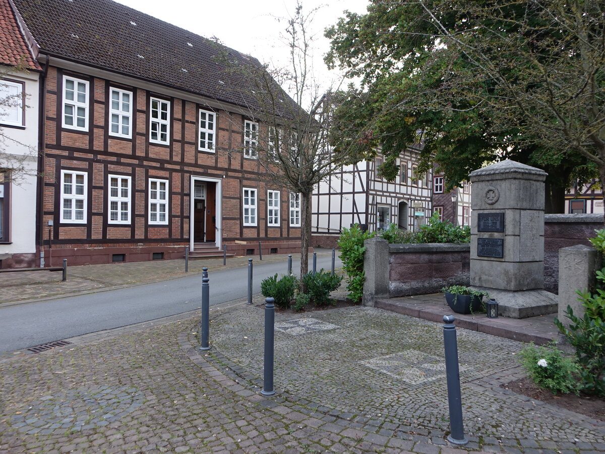 Dassel, Fachwerkhuser am Kirchplatz (28.09.2023)