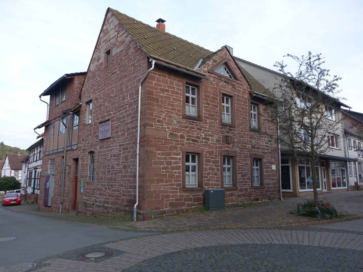 Dassel, historische Stadtmhle, einziges massives Steinhaus in Dassel, heute klassizistischer Bruchsteinbau aus dem 19. Jahrhundert (28.09.2023)