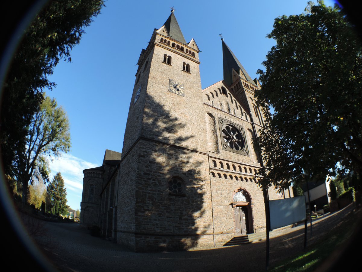 DATTENFELD/SIEG mit dem  SIEGTALDOM  ST. LAURENTIUS-
1879/80 als dreischiffige,im neuromanischen Stil erbaute Sulenbasilika und wegen
ihrer Doppelturm-Fassade als  Siegtaldom  bekannt,u.a. Modellbahnern durch ein KIBRI-Modell vertraut..hier am 16.10.16 durchs fisheye fotografiert.....