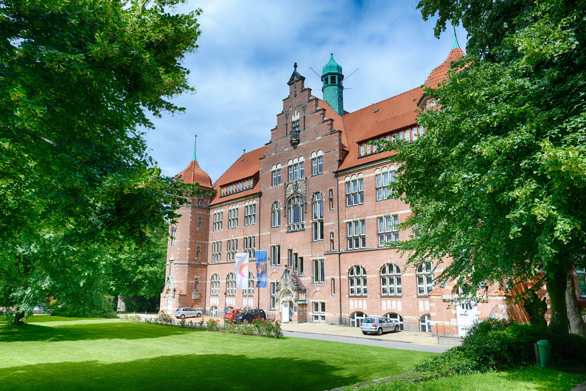 Daus Hauptgebude (Heinrich-Sauermann-Haus) auf dem Flensburger Museumsberg. Der Museumsberg Flensburg ist mit einer Ausstellungsflche von 3000 Kvadratmeter eines der grten Museen in Schleswig-Holstein und bietet einen umfassenden Einblick in die Kunst- und Kulturgeschichte im Landesteil Schleswig vom 13. bis zum 20. Jahrhundert sowie in die Kunst der Gegenwart. Aufnahme:11. Juli 2020.