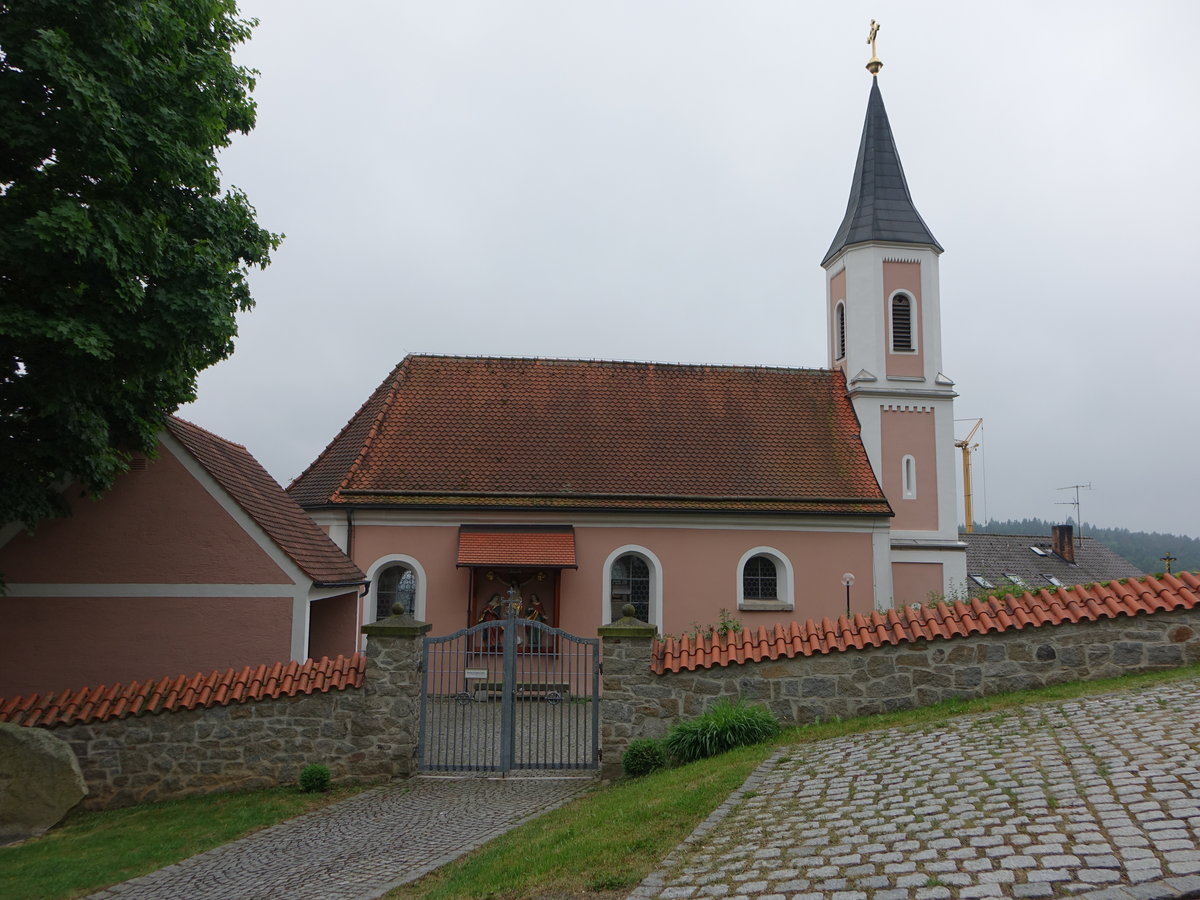 Dautersdorf, kath. Pfarrkirche St. gidius, romanisch mit gotischem Ostchor, 1810 erneuert, Kirchturm von 1856 (04.06.2017)