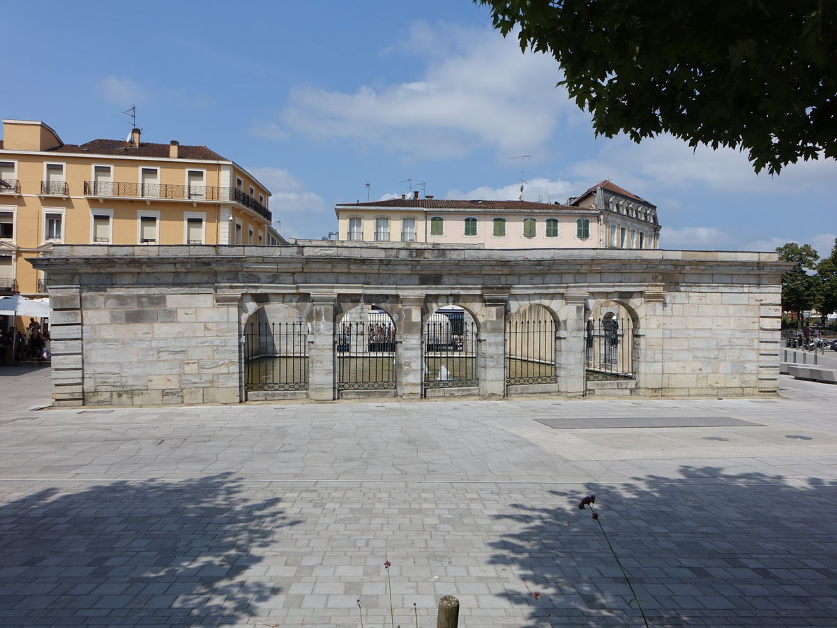 Dax, Thermalbrunnen La Fontaine Chaude,  dieses Bauwerk wurde im 19. Jahrhundert an der Stelle eines rmischen Thermalbades errichtet (26.07.2018) 