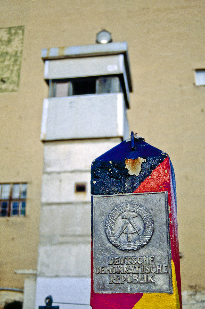 DDR-Grenzposten vor ehemaligem Wachturm in der Zimmerstrae von Berlin. Bild vom Dia. Aufnahme: Oktober 1992.