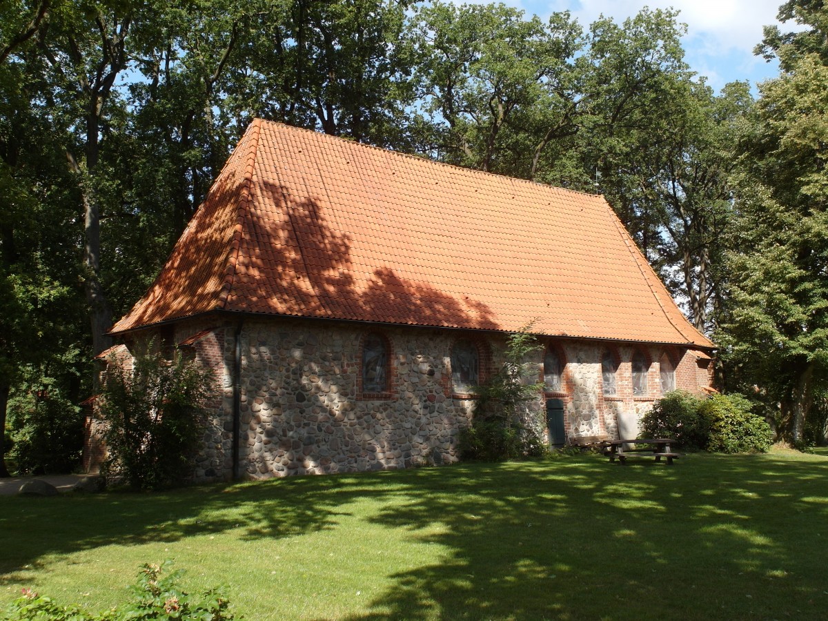 De Ole Kerk (Alte Kirche) aus dem 14. Jhd.;  innen drastisch  entkernt , 1972/73 grundlegend renoviert, auch die Bleiglasfenster sind modern; Bispingen (Lneburger Heide), August 2014
