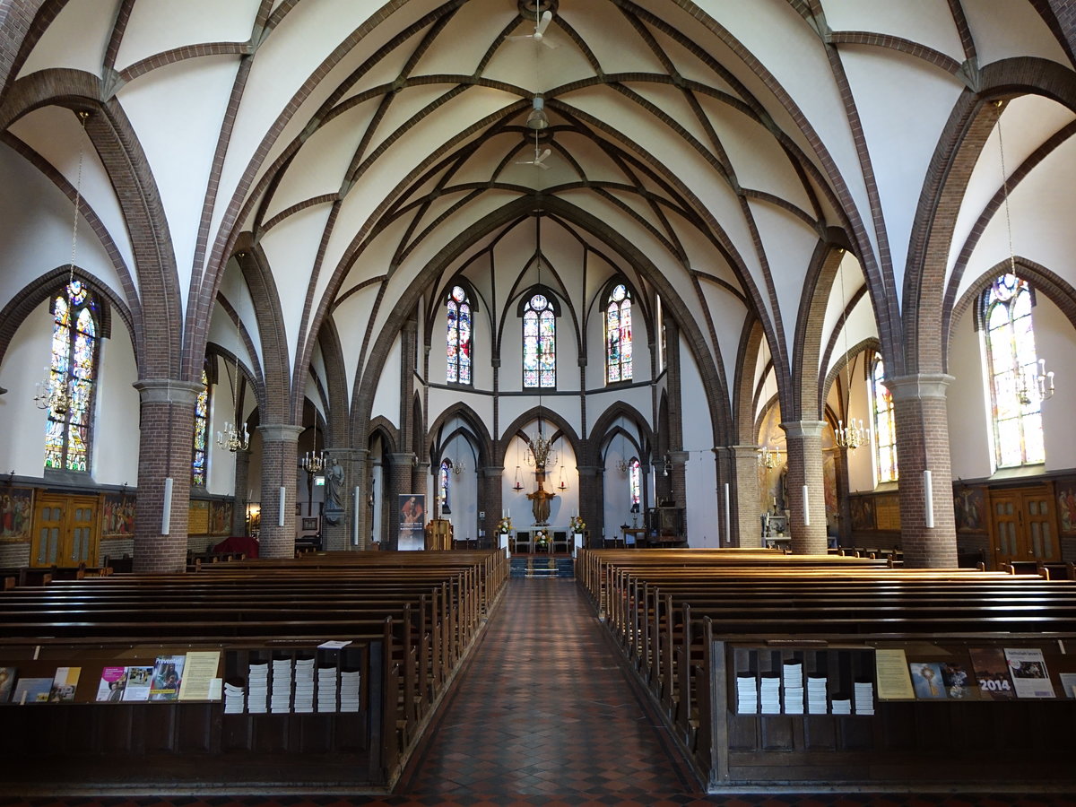 De Zilk, neugotischer Innenraum der Hl. Hart Kirche (23.08.2016)