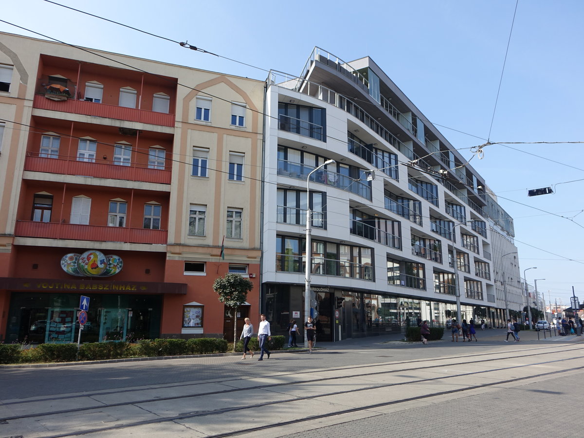 Debrecen, moderne Gebude in der Peterfia Utca (05.09.2018)