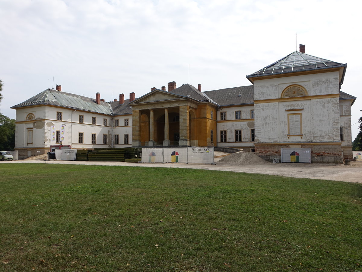 Deg, klassizistische Schloss der Grafen Festetics, erbaut bis 1819 durch Mihaly Pollack (01.09.2018)