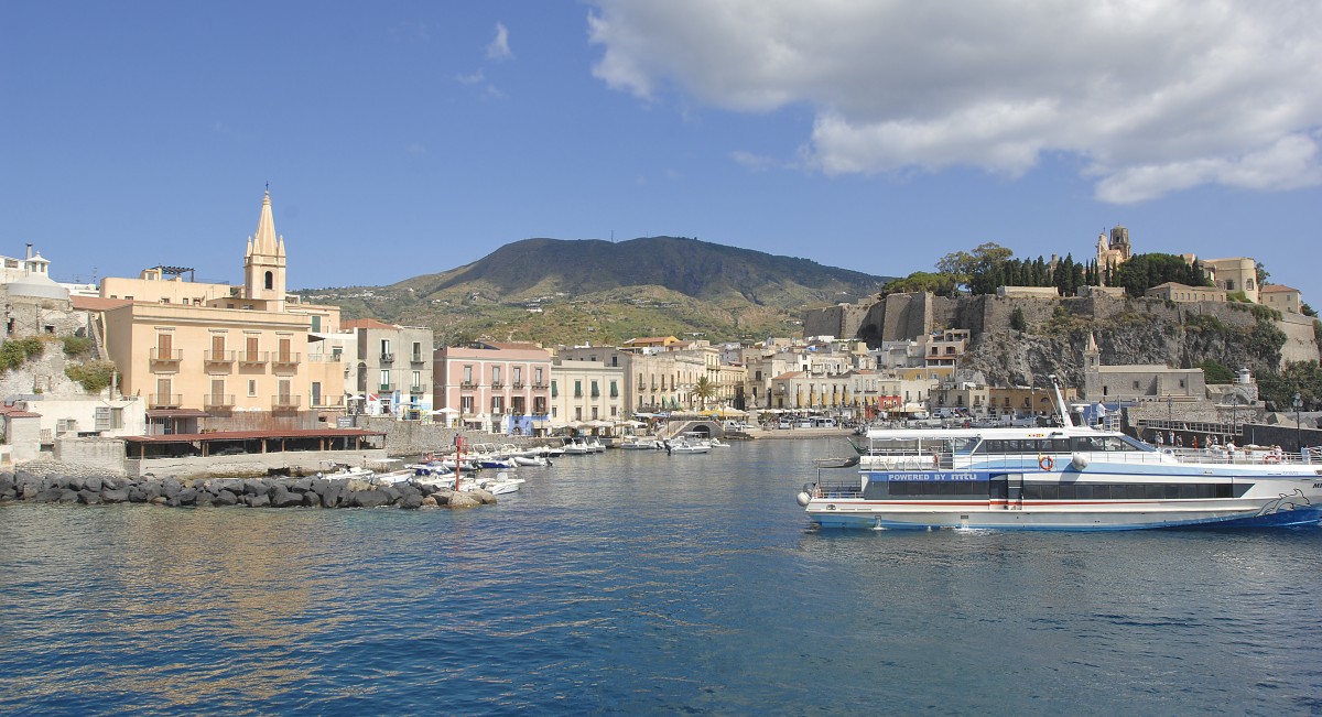 Dei Stadt Lipari auf der gleichnamigen Insel vom Boot aus gesehen. Aufnahme: Juli 2013.