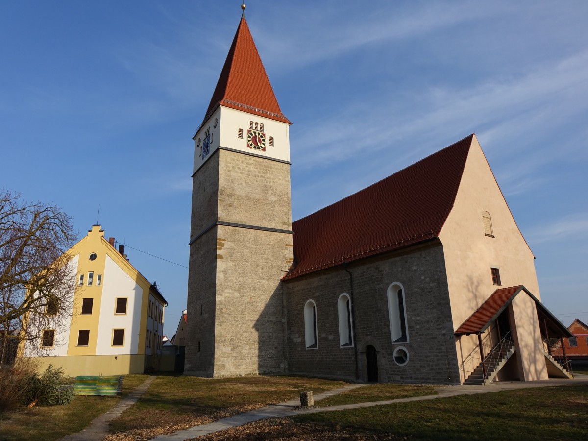 Deiningen, Pfarrkirche St. Martin, Saalbau mit Rechteckchor, Turm mit Spitzhelm nrdlich an Chor und Schiff, Turm erbaut 1320, Langhaus und Chor Ende des 14. Jahrhunderts, Turmerhhung 1702 (18.03.2015)