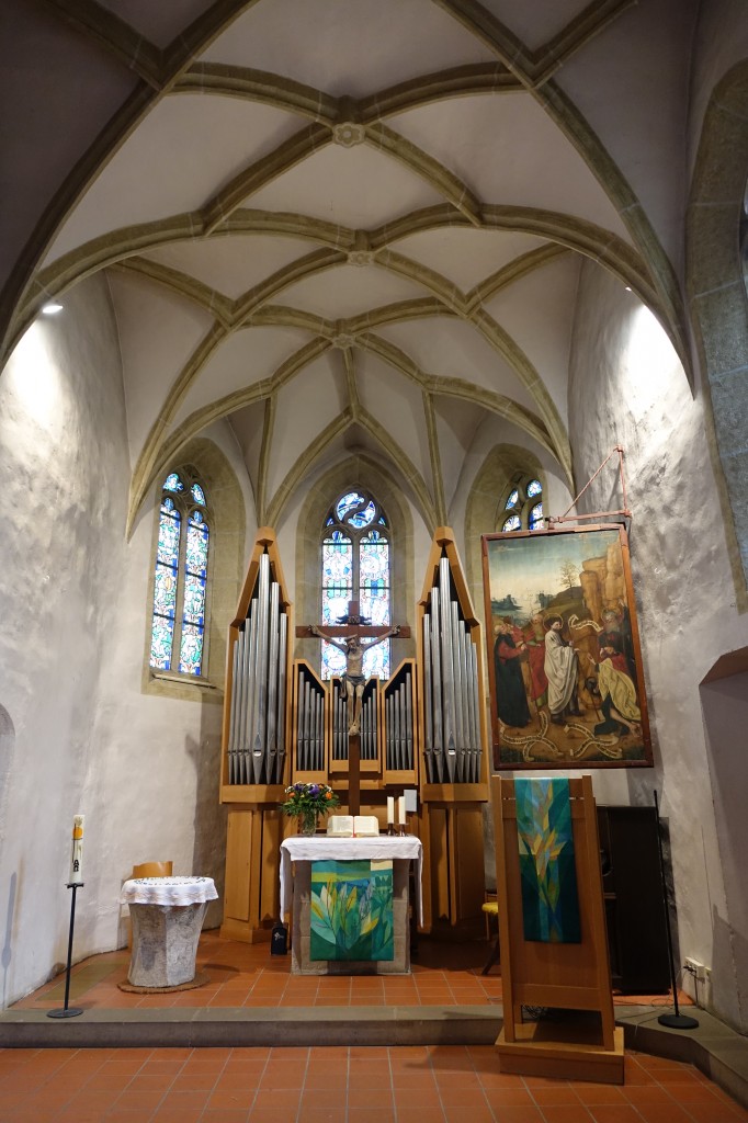 Deizisau, Chor der Ev. Kirche mit Altarflgel aus dem 15. Jahrhundert vom Esslinger Maler Matthias Ulin-Wolf, Kirchenfenster von Hans Gottfried von Stockhausen aus dem Jahr 1982 (18.01.2015)